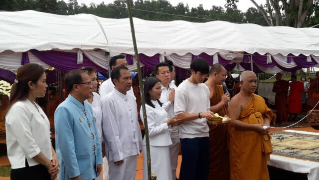 "ณเดชน์" พร้อมครอบครัวหล่อพระประธานที่แม่ฮ่องสอน