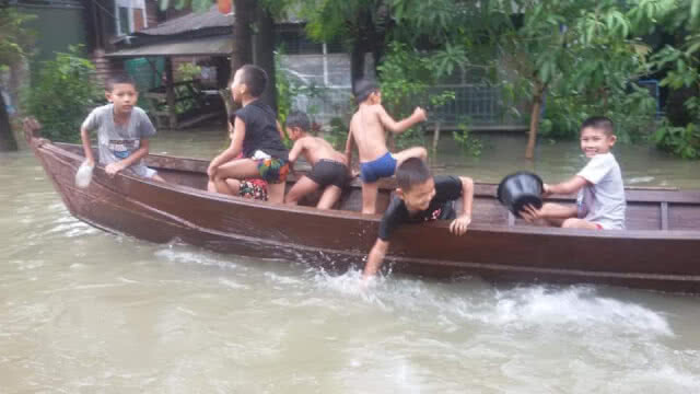 น้ำท่วมมะละแหม่ง-ต้องใช้เรือสัญจร