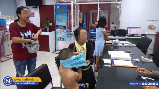 แม่-ยาย เข้าแจ้งความครูโหดโมโหลูกชายใช้ฟุตเหล็กตีทั่วร่าง