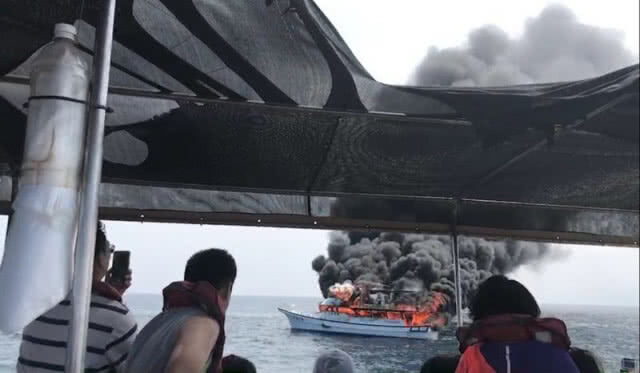 (คลิป) หนีตายระทึก! ไฟไหม้เรือชมวาฬกลางทะเลไต้หวัน