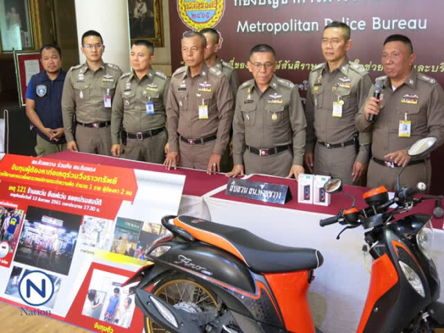 ตำรวจแถลงรวบ 2 โจ๋ตระเวนวิ่งราวมือถือ ย่านดินแดง-สุทธิสาร