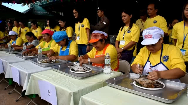 จัดแข่งขันกินปลาเผา เทศกาลกินปลา ราชาแห่งโปรตีน