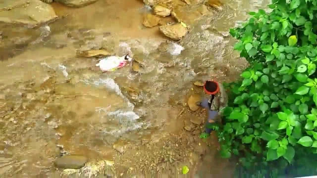 (คลิป) ชาวเน็ตสาปส่ง....คนใจบาปผูกน้องหมาใส่ถุงปุ๋ยโยนลงน้ำโชคดีมีคนช่วยไว้ทัน