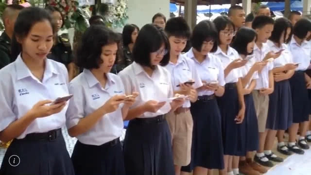 เพื่อน สุดเศร้า!! ร้องเพลง"อยู่ตรงนี้" ส่งเพื่อนโอม ก่อนเผาศพ