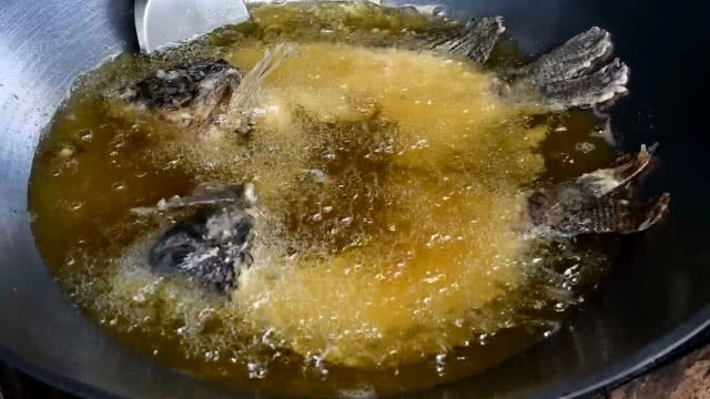 จัดแข่งขันกินปลาเผา เทศกาลกินปลา ราชาแห่งโปรตีน