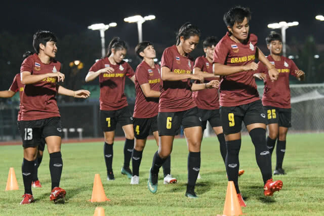 "ชบาแก้ว" ลงฝึกซ้อมมื้อแรก "โค้ชหนึ่ง" เผย ถือเป็นโอกาสดีได้ฟาดแข้งกับอดีตแชมป์โลก