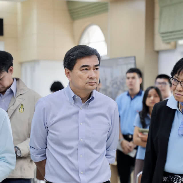 "อภิสิทธิ์" ดูงานการศึกษาที่ม.ขอนแก่น ย้ำไม่ได้มาเรื่องการเมือง (มีคลิปเสียง)