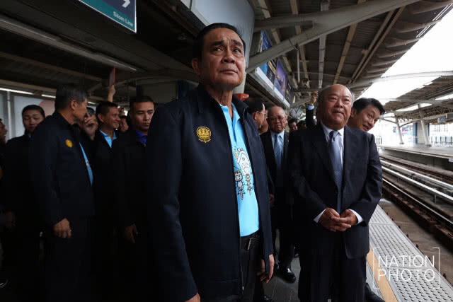 นายกฯตรวจระบบคมนาคม นั่งรถไฟฟ้าในรอบ 10 ปี