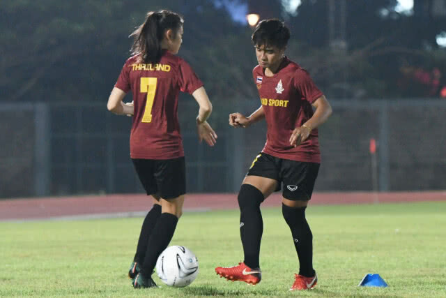 "ชบาแก้ว" ลงฝึกซ้อมมื้อแรก "โค้ชหนึ่ง" เผย ถือเป็นโอกาสดีได้ฟาดแข้งกับอดีตแชมป์โลก