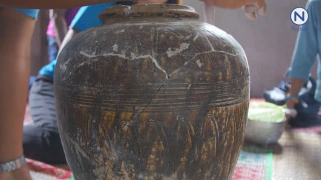 ชาวโคราชแห่ขอเลขไหโบราณพันปี