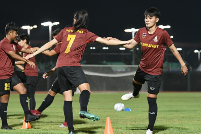 "ชบาแก้ว" ลงฝึกซ้อมมื้อแรก "โค้ชหนึ่ง" เผย ถือเป็นโอกาสดีได้ฟาดแข้งกับอดีตแชมป์โลก