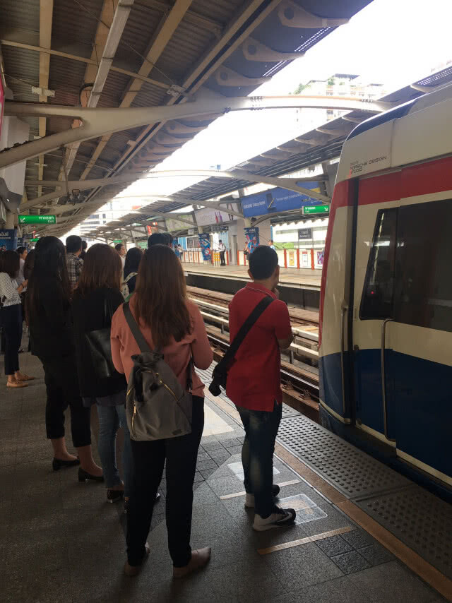 ผู้โดยสารบีทีเอสเป็นลมตกรางรถไฟฟ้า ปลอดภัยแล้ว
