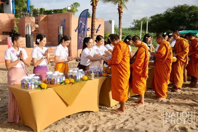 มิสไทยแลนด์เวิลด์ 2018 ใส่บาตรริมหาดยามเช้า