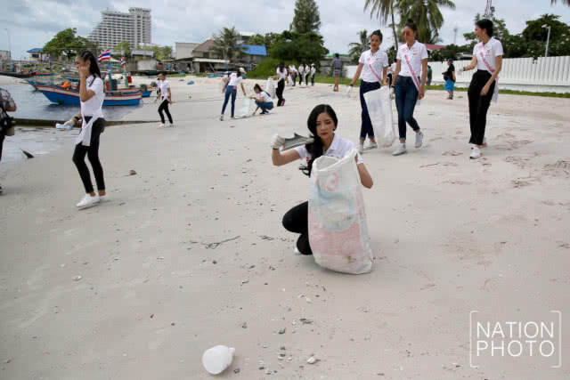 มิสไทยแลนด์เวิลด์ 2018 ใส่บาตรริมหาดยามเช้า
