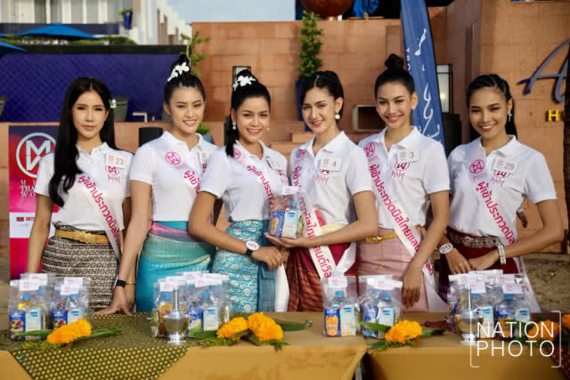 มิสไทยแลนด์เวิลด์ 2018 ใส่บาตรริมหาดยามเช้า