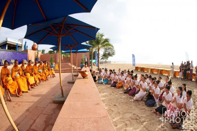 มิสไทยแลนด์เวิลด์ 2018 ใส่บาตรริมหาดยามเช้า