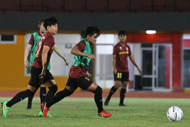 "ชบาแก้ว" ลงฝึกซ้อมมื้อแรก "โค้ชหนึ่ง" เผย ถือเป็นโอกาสดีได้ฟาดแข้งกับอดีตแชมป์โลก