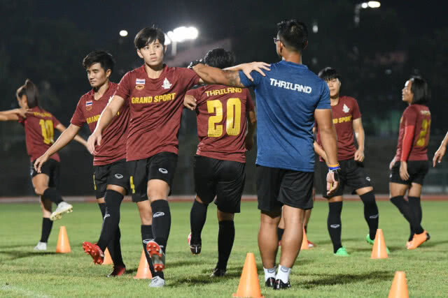 "ชบาแก้ว" ลงฝึกซ้อมมื้อแรก "โค้ชหนึ่ง" เผย ถือเป็นโอกาสดีได้ฟาดแข้งกับอดีตแชมป์โลก