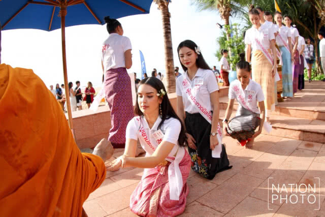 มิสไทยแลนด์เวิลด์ 2018 ใส่บาตรริมหาดยามเช้า