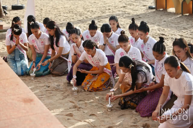 มิสไทยแลนด์เวิลด์ 2018 ใส่บาตรริมหาดยามเช้า