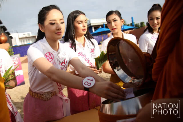 มิสไทยแลนด์เวิลด์ 2018 ใส่บาตรริมหาดยามเช้า