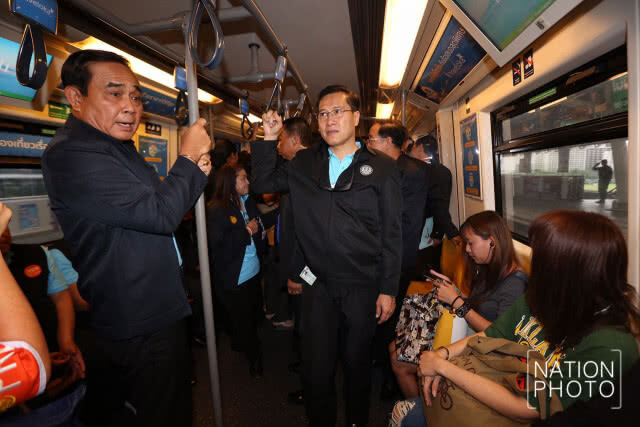 นายกฯตรวจระบบคมนาคม นั่งรถไฟฟ้าในรอบ 10 ปี