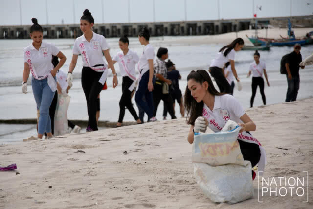 มิสไทยแลนด์เวิลด์ 2018 ใส่บาตรริมหาดยามเช้า