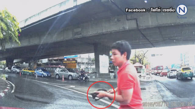 (คลิป) หนุ่มใจบุญ จอดรถช่วยลูกแมวกลาง 4 แยก