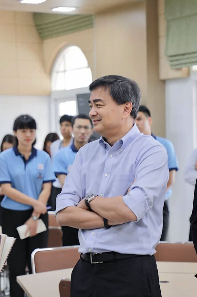 "อภิสิทธิ์" ดูงานการศึกษาที่ม.ขอนแก่น ย้ำไม่ได้มาเรื่องการเมือง (มีคลิปเสียง)