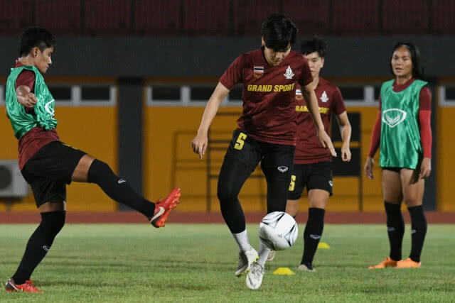 "ชบาแก้ว" ลงฝึกซ้อมมื้อแรก "โค้ชหนึ่ง" เผย ถือเป็นโอกาสดีได้ฟาดแข้งกับอดีตแชมป์โลก