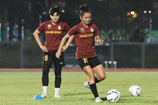 "ชบาแก้ว" ลงฝึกซ้อมมื้อแรก "โค้ชหนึ่ง" เผย ถือเป็นโอกาสดีได้ฟาดแข้งกับอดีตแชมป์โลก