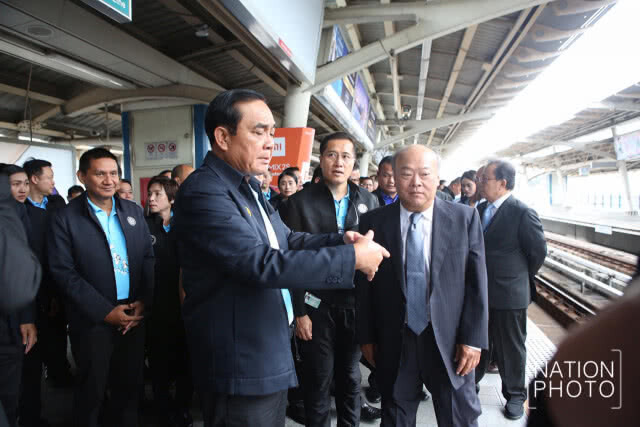 นายกฯตรวจระบบคมนาคม นั่งรถไฟฟ้าในรอบ 10 ปี