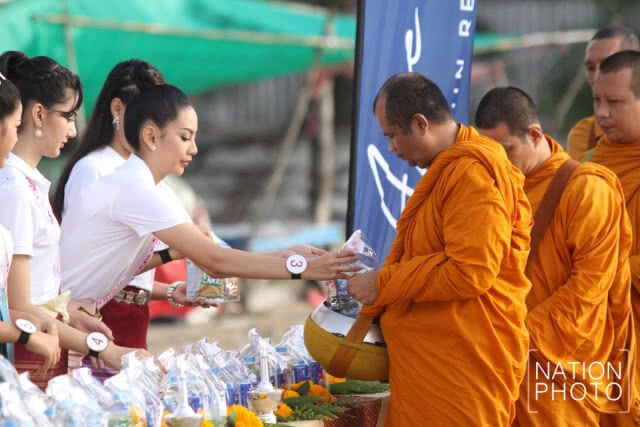 มิสไทยแลนด์เวิลด์ 2018 ใส่บาตรริมหาดยามเช้า