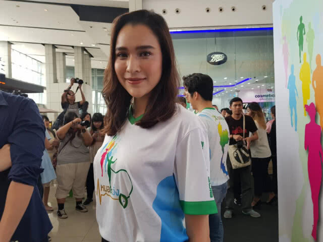 "หยาด" อ้ำอึ้ง...ชี้หนุ่มรู้ใจอยู่ในภาพนี้ เดาเอา!!!