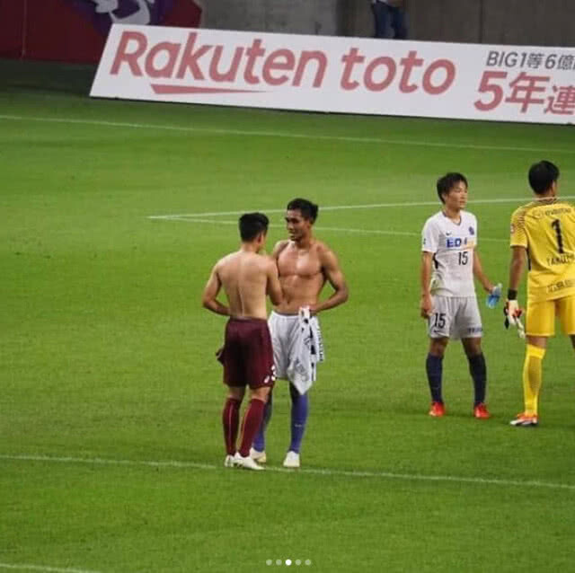 "อุ้ม ธีราทร" โพสต์ซึ้งถึง "พี่มุ้ย" เอาแชมป์เจลีกมาให้ได้นะพี่ชาย