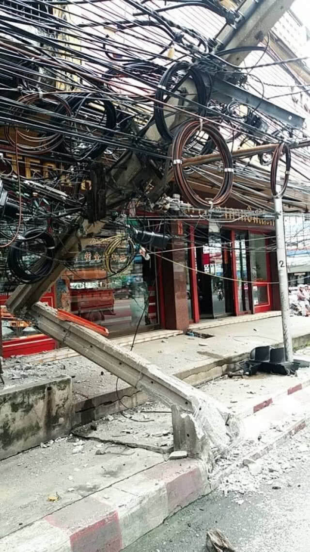รถบรรทุก เกี่ยวสายไฟ ทำเสาไฟฟ้าล้ม ย่านรามคำแหง