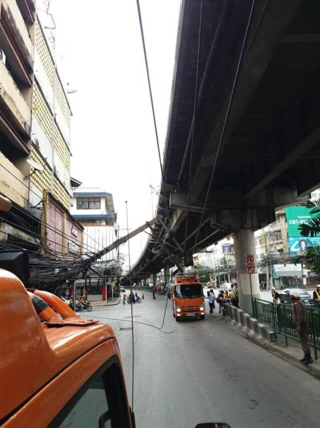 รถบรรทุก เกี่ยวสายไฟ ทำเสาไฟฟ้าล้ม ย่านรามคำแหง
