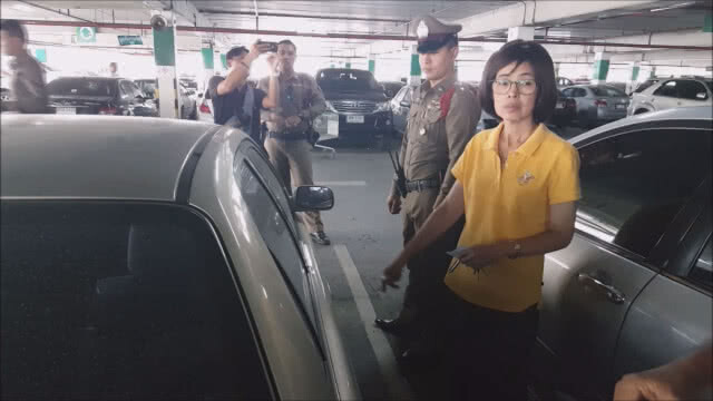(มีคลิป) คนร้ายวิ่งราวในลานจอดรถห้างดังฉกทรัพย์ไปกว่าแสนบาท