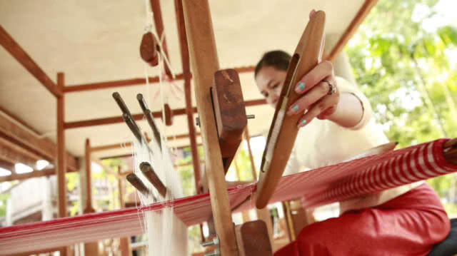 กัมพูชาถักผ้าพันคอทำมือยาวที่สุดในโลกกว่า 1 กิโลเมตร