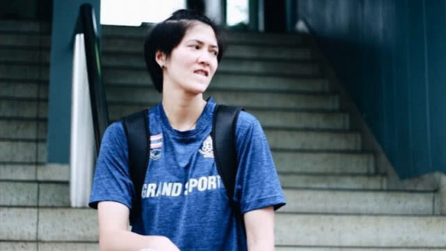 "หน่อง" ปลื้มจิตร์ ถือธงชาติไทย