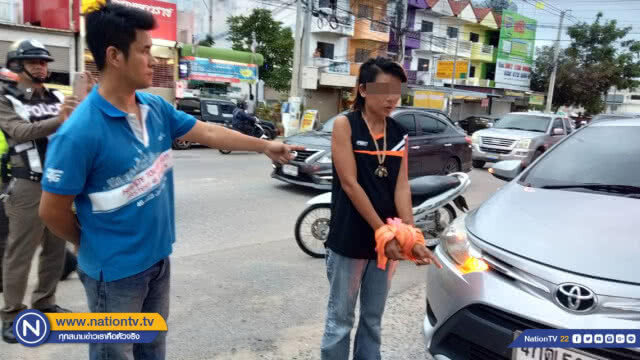 ตร.ดักสกัดสาวป่วยทางจิตฉวยรถ พนง.ส่งของขับหนี