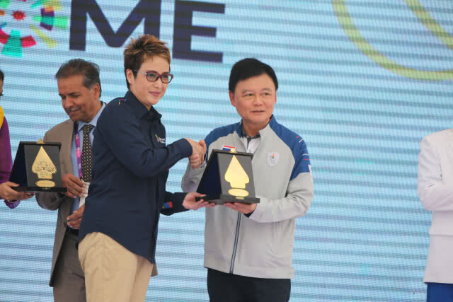 "หน่อง" ปลื้มจิตร์ ถือธงชาติไทย