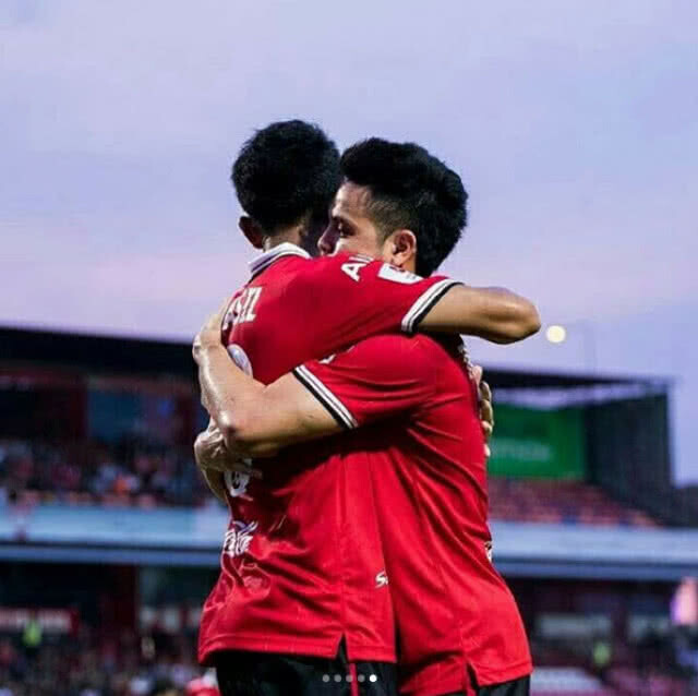 "อุ้ม ธีราทร" โพสต์ซึ้งถึง "พี่มุ้ย" เอาแชมป์เจลีกมาให้ได้นะพี่ชาย