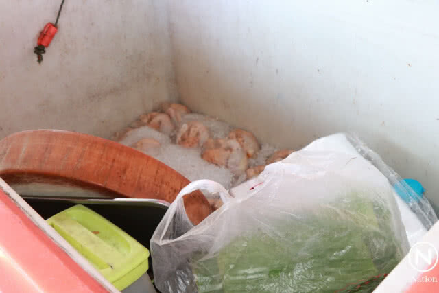 แม่ค้าสุดเซ็ง! คนร้ายขโมยไก่สดในร้านไก่หมุนห้าลาว