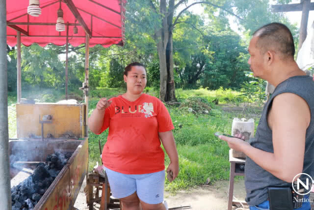แม่ค้าสุดเซ็ง! คนร้ายขโมยไก่สดในร้านไก่หมุนห้าลาว