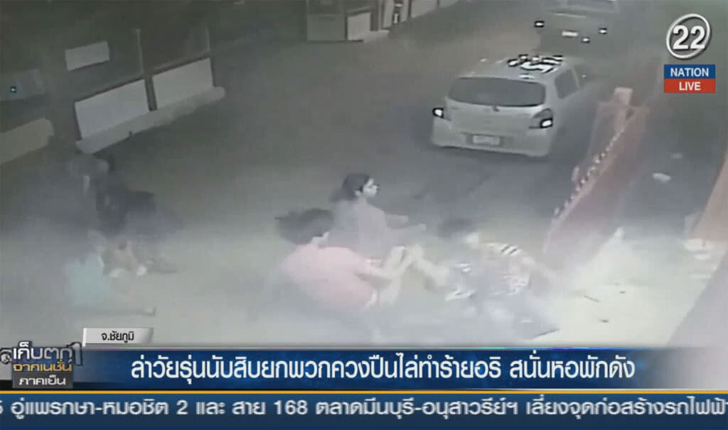 (คลิปข่าว) ล่าวัยรุ่นนับสิบยกพวกควงปืนไล่ทำร้ายอริ สนั่นหอพักดัง (คลิปข่าว) ล่าวัยรุ่นนับสิบยกพวกควงปืนไล่ทำร้ายอริ สนั่นหอพักดัง
