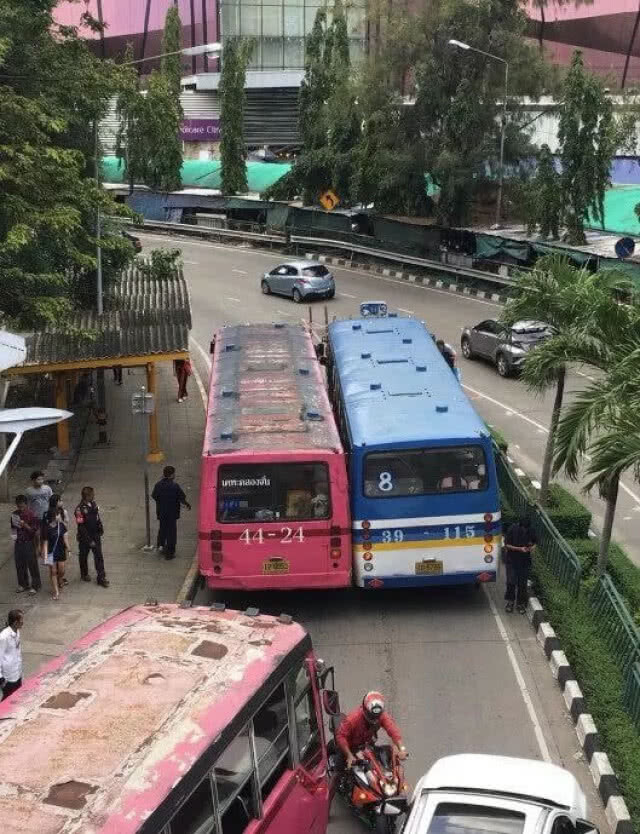 สาย 8 พยายามแซงสายอื่นเพื่อเข้าป้ายแต่ดันติดจะเคลื่อนรถไม่ได้