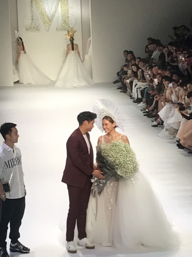 ออร่ามาก!!! "เจนี่ เทียนฯ" เดินแบบชุดเจ้าสาว ดูสวยแพงของจริง (คลิป)