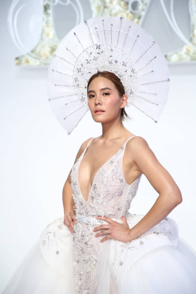 ออร่ามาก!!! "เจนี่ เทียนฯ" เดินแบบชุดเจ้าสาว ดูสวยแพงของจริง (คลิป)