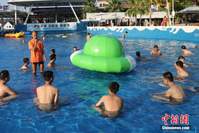 ร้อนจัด!!โรงเรียนที่ฉงชิ่งจัดห้องเรียนในสวนน้ำให้เด็ก